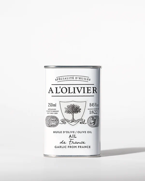 Huile d'olive infusée à l'ail de France dans une bouteille métallique de 250ml