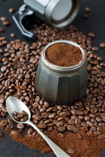 Grain de café avec avec cafétière ouverte et café moulu dedans