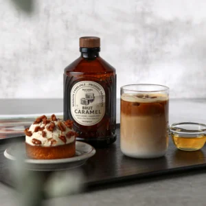 Sirop de caramel bio Bacanha bouteille 400ml avec latte glacé et pâtisserie gourmande
