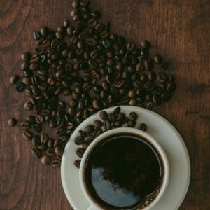 gain_de_cafe_sur_table_avec_tasse_de_cafe