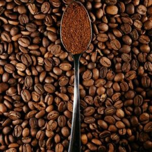 graines_de_café_avec_cuillière_et_cafe_moulu