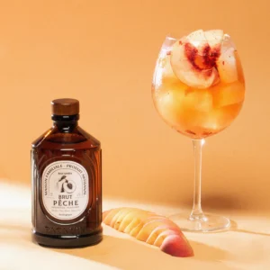 sirop-de-peche-brut-bacanha-avec-cocktail