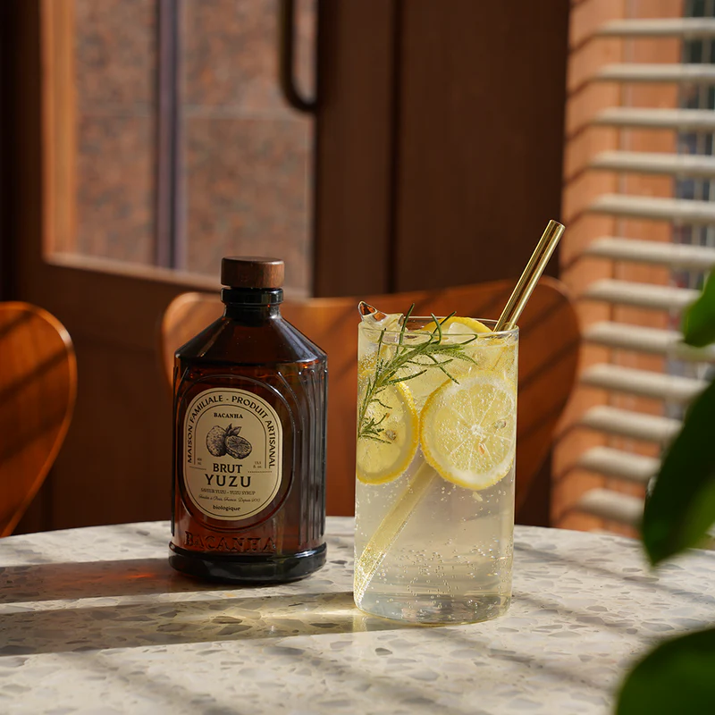 Verre d’eau pétillante au sirop de yuzu bio Bacanha avec citron frais
