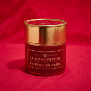 Confiture de cerise au thé fumé inspiré de l'Opéra de paris avec un pot doré et velours rouge. Par confiture parisienne